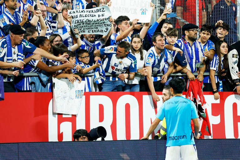 久保建英、ソシエダ同僚に「次は頼むよ」とウインク… カメラマンが収めた“1ゴール1アシスト＋余裕・信頼度アップの決定的瞬間”(36)