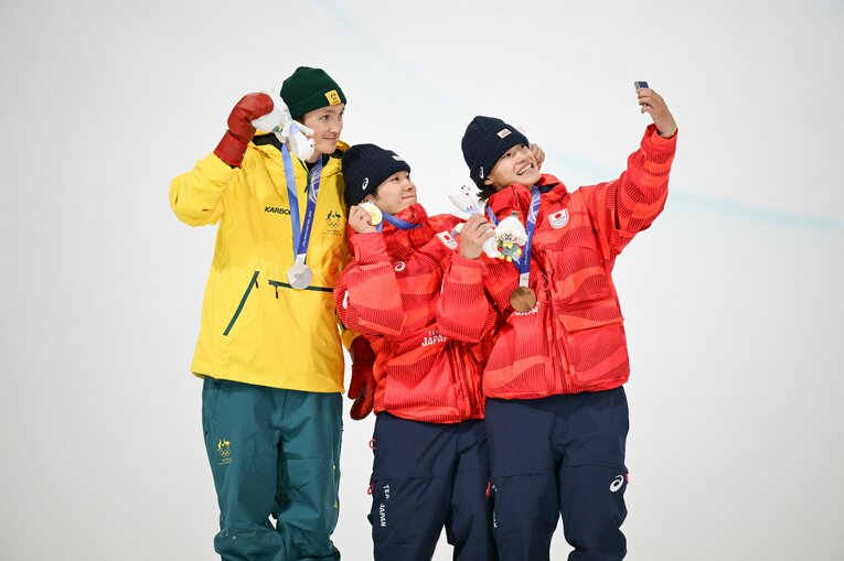 メダリスト自撮り！　©Nanae Suzuki/JMPA