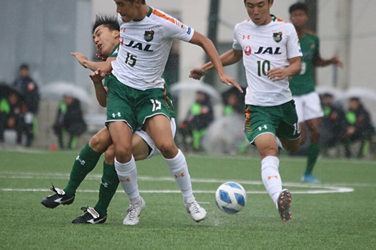 鬼気迫る攻防は序盤から。球際では激しく競い合った　©︎Takahito Ando