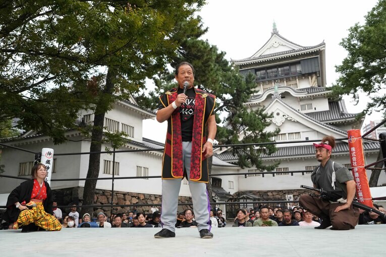 リング上で挨拶する藤波辰爾　©Essei Hara