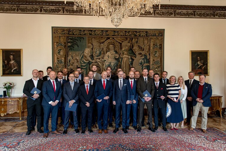 チェコのペトル・フィアラ首相を訪問する代表選手たち（チェコ野球協会Twitterより抜粋　3/3）