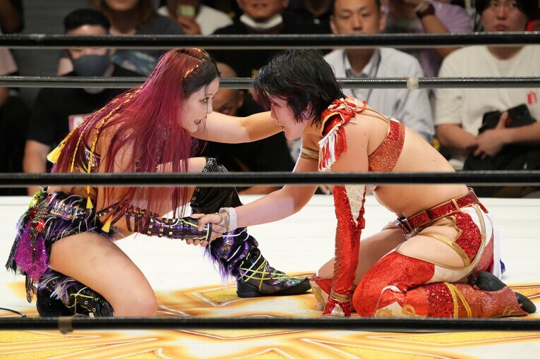 試合を終え、イヨ・スカイから激励される林下詩美　©Hiroki Watanabe