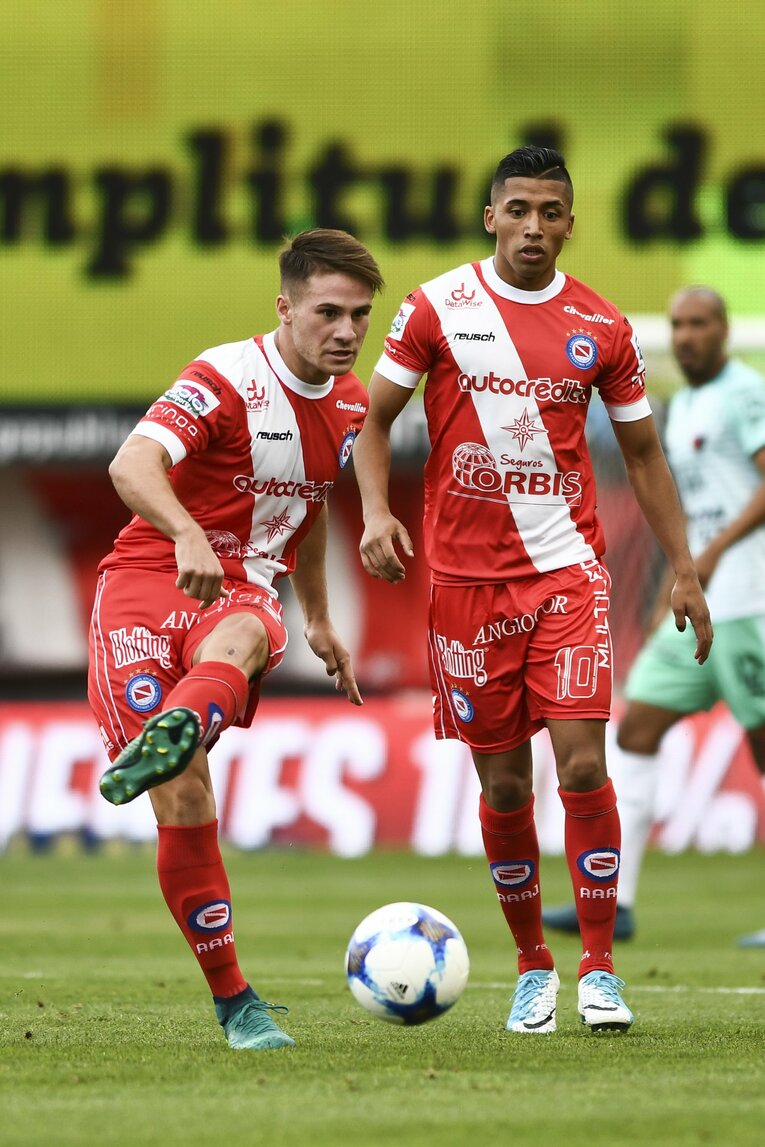 アルヘンティノス・ジュニアーズ時代のマクアリスター（2017年）　©︎Getty Images