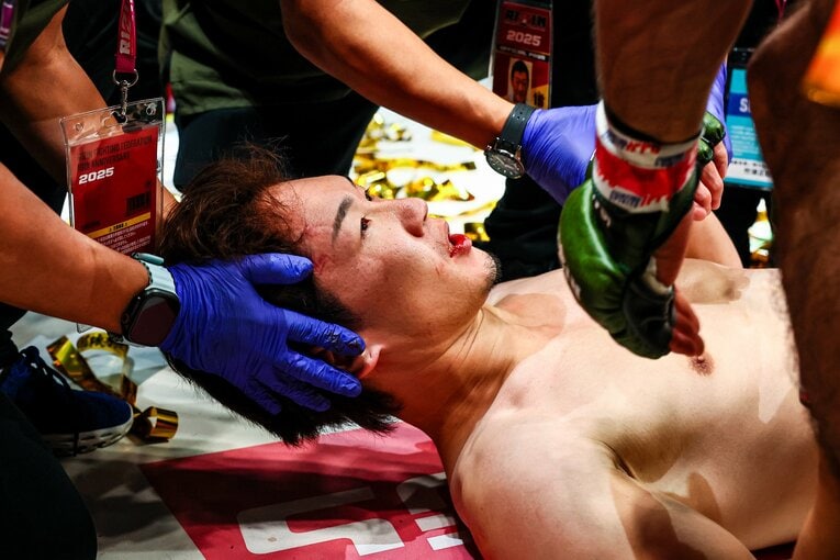 意識が朦朧とするなか、シェイドゥラエフの呼びかけに目を開いて応える朝倉未来　©Susumu Nagao