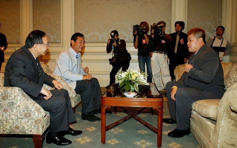 2002年11月21日、FA交渉を前に談笑する交渉を前に談笑する（左から）阪神・野崎勝義球団社長、星野仙一、中村紀洋 ©JIJI PRESS