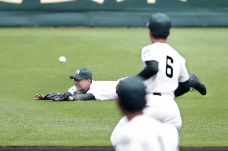 センバツ1回戦、中京大中京戦で打球に飛び込む専大松戸・吉岡。この悔しさを胸に甲子園の地に再び戻ってきた ／ photograph by KYODO