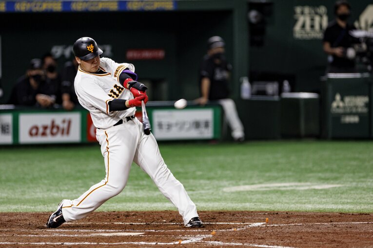 佐々木のフォークをとらえてホームランを放った岡本　©︎Kiichi Matsumoto