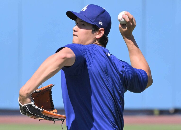 ダイヤモンドバックス戦の試合前にはキャッチボールに励む姿も　©JIJI PRESS