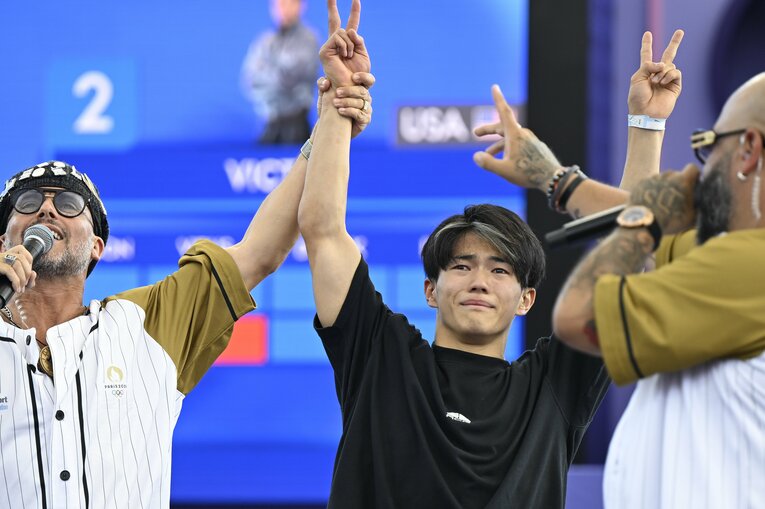 HIRO10が手をあげ、ピース。この瞬間、大ブーイングが大歓声に変わった　©Asami Enomoto／JMPA