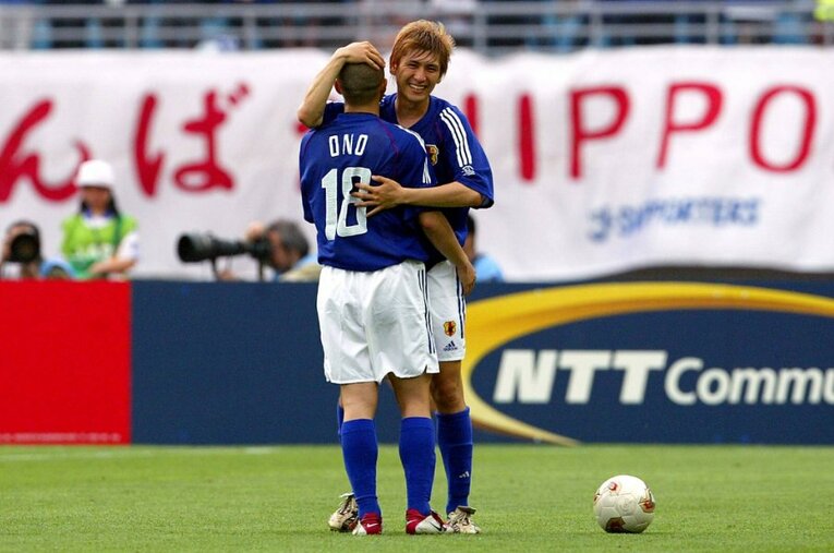 2002年日韓W杯で決勝トーナメント進出を決め、喜びを分かち合う中田浩二と小野伸二。2人の出会いは1996年夏のインターハイ決勝だった ／ photograph by AFLO