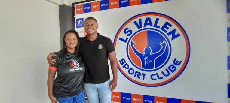 クラブの運営を手伝う3歳年下の妹さんと©Hiroaki Sawada