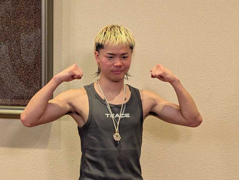 エストラーダを9回TKOで破り、カメラに向けてポーズをとる那須川天心　©Number Web