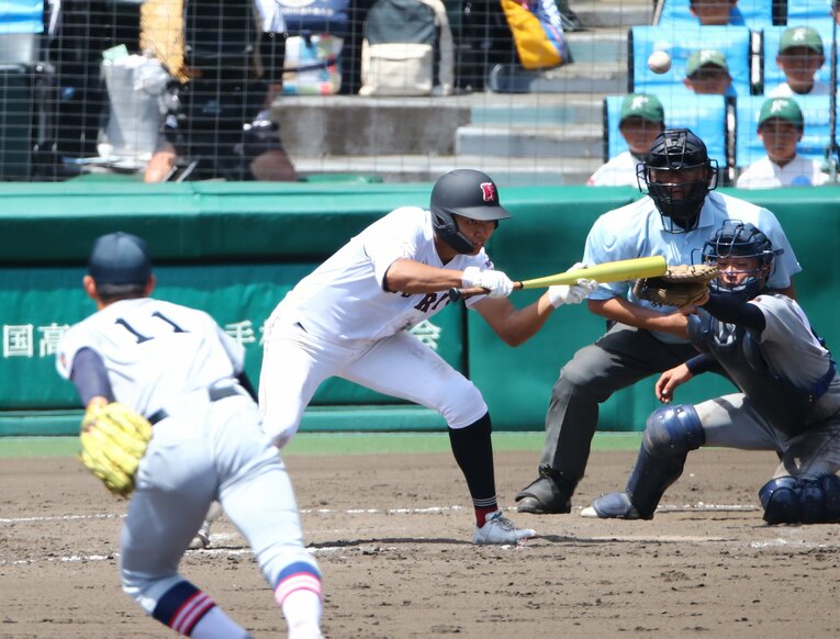 慶応戦、3－3同点で迎えた9回裏。無死一塁の場面、スラッガー真鍋慧は送りバントを試みたが失敗　©JIJI PRESS