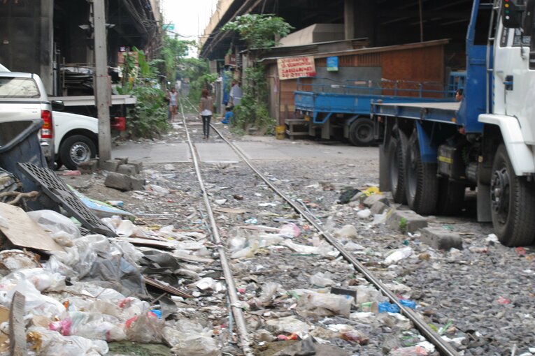 路上にゴミが散乱した「96ピーナンジム」周辺の情景　©Koji Fuse