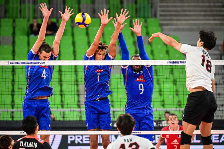 日本代表の一員として出場した世界選手権で、王者・フランス相手にスパイクを放つ宮浦　©AFP/AFLO