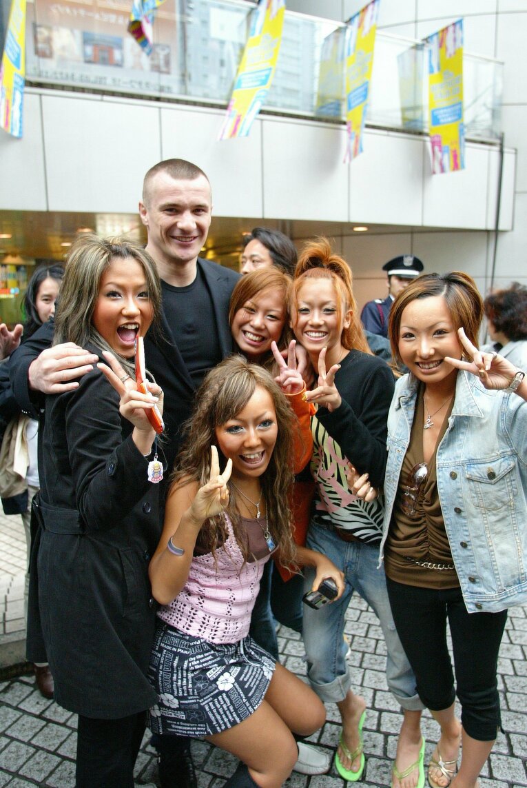 2004年、テレビ番組のロケで渋谷の若者たちと交流するミルコ　©Susumu Nagao