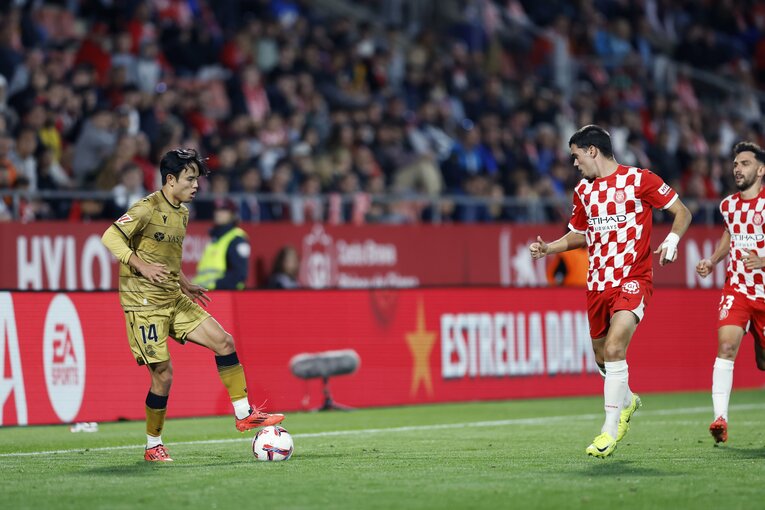 「久保建英に疲労感が…」日本代表で2万6000キロ移動の強行日程も「韓国人FWとユニ交換」ソシエダで途中出場、現地カメラマンが見た表情(13)