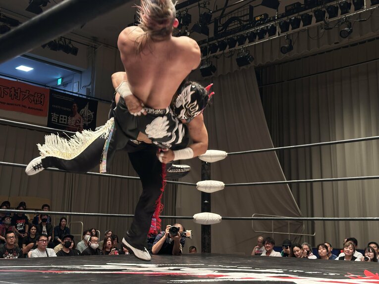 スワイプすると「エル・デスペラードvs葛西純」など激闘写真をご覧になれます　©Norihiro Hashimoto