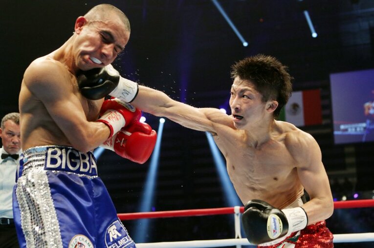 2014年4月、井上尚弥はアドリアン・エルナンデスを破りWBC世界ライトフライ級王座を獲得。柏崎刀翔はスパーリングでその“異次元の成長”を体感していた ／ photograph by JIJI PRESS