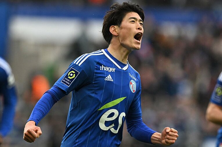 ストラスブールで「デビュー戦初ゴール」をマークした鈴木唯人。パリ世代の中軸として成長を続けている　©AFP/JIJI PRESS