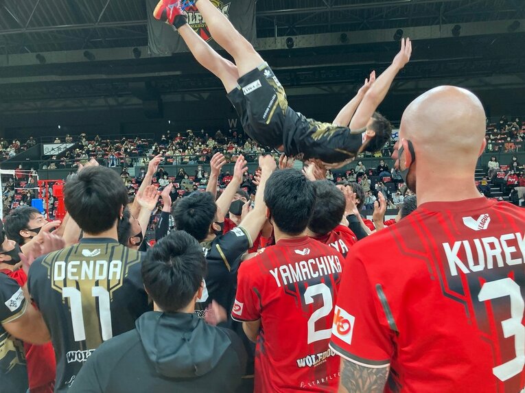 胴上げされる高松　©︎WOLFDOGS NAGOYA