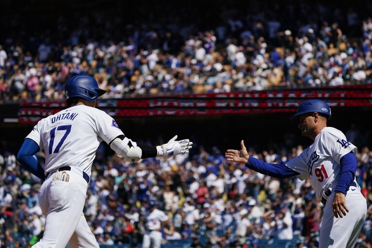 第4打席で10号ホームランを放った大谷。三塁コーチのディノ・イーベルとタッチ　©︎Shizuka Minami