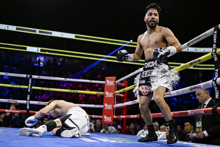 あの井上尚弥が……ダウンの瞬間 ©Hiroaki Finito Yamaguchi