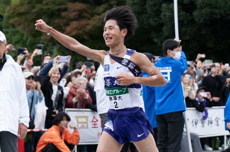 11月の全日本大学駅伝でアンカーを務め、1位でフィニッシュする山川拓馬 ／ photograph by Tadashi Hosoda