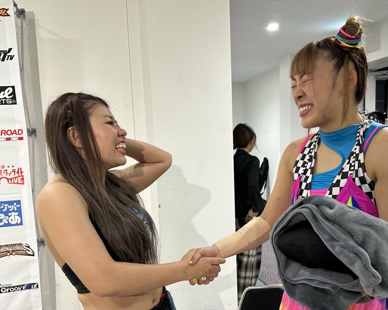 会場を出る前、葉月と笑顔で握手を交わす。フワちゃんの姿は、“新人プロレスラー”そのものだった