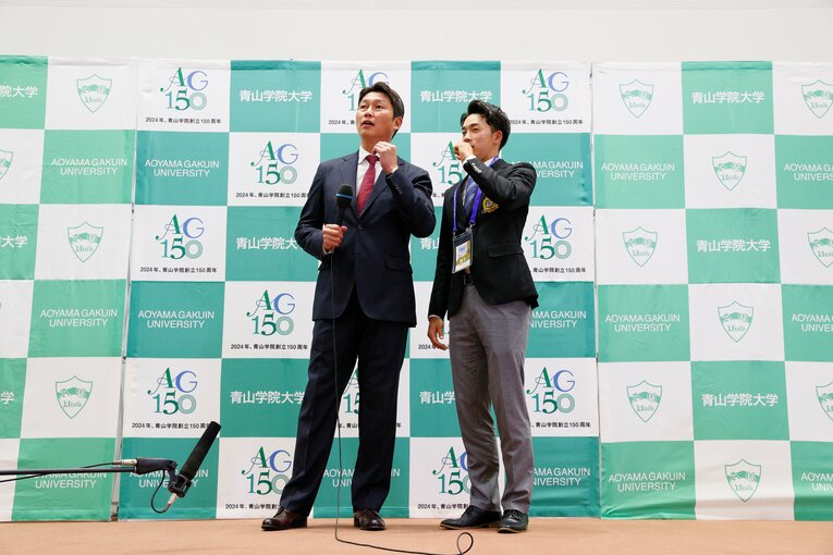 中島大輔について、新井貴浩監督に耳打ちする常廣羽也斗　©Shigeki Yamamoto