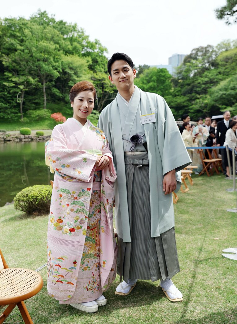 春の園遊会に招かれたフィギュアスケート・ペアの三浦璃来（左）と木原龍一［代表撮影］　©JIJI PRESS