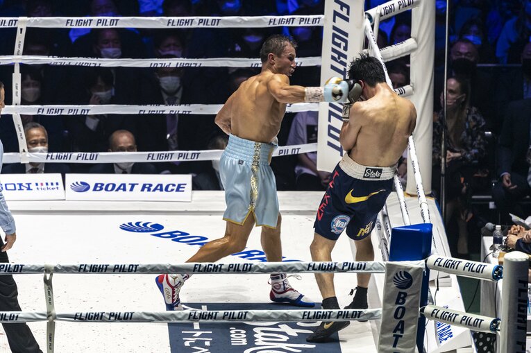 ゴロフキンと壮絶な撃ち合いを演じる村田　©Takuya Sugiyama