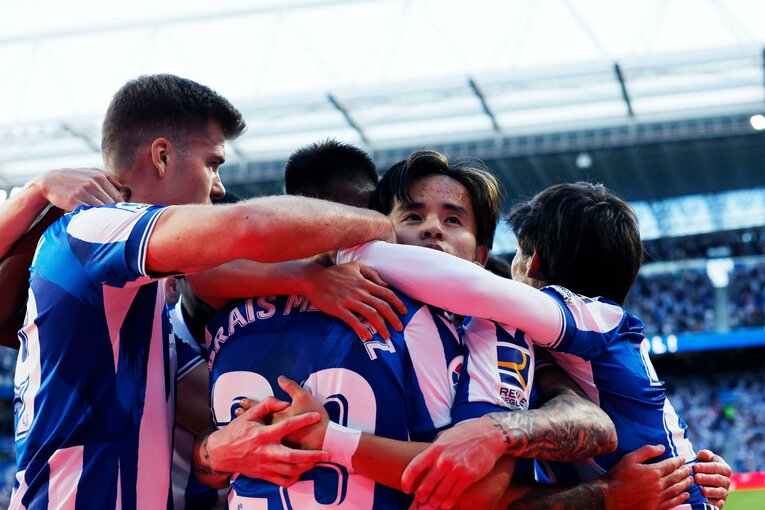 「TAKE 14」ユニ少年の期待に応えて…前髪イメチェン久保建英のW杯後ソシエダ初戦「ゴールへの気迫＋守備」を撮った〈写真多数〉(43)