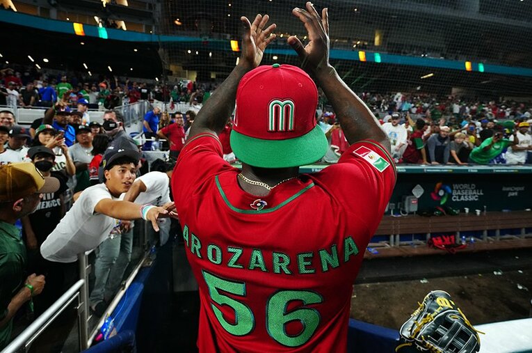 ファンの声援にこたえるメキシコのアロサレーナ。球場の雰囲気はどんな感じだったのか ／ photograph by Daniel Shirey/Getty Images