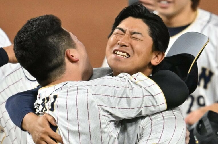 2023年のWBCで優勝を決め、牧と抱き合う今永 ／ photograph by Naoya Sanuki