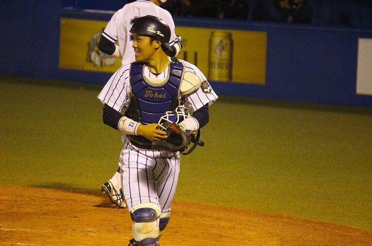 関西大に敗れ、悲願の日本一を逃した東海大・海野隆司。甲斐拓也のような信頼される捕手を目指してプロの世界に進む。 ／ photograph by Yu Takagi