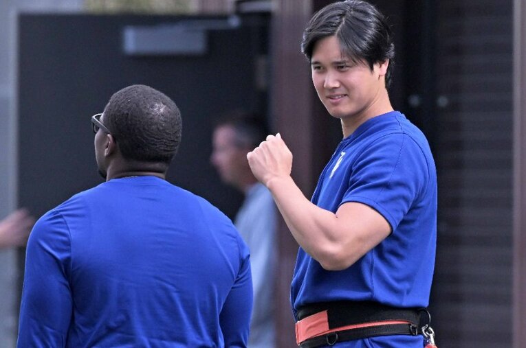 トレーニング中、スミスコーチに筋肉ポーズを決める（？）大谷翔平 ／ photograph by JIJI PRESS