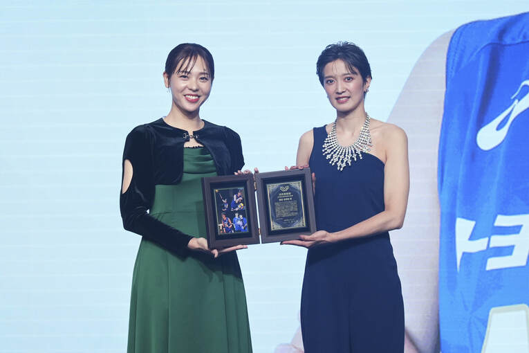 2024-25 SV.リーグ アワードで功労者表彰された鍋谷友理枝　©︎AFLO