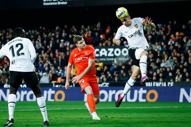 〈久保建英ソシエダ月間MVP〉敵地で憎まれるのは名が知れた証拠だが…「クボへの徹底マーク」と“1枚も撮れなかったシーン”とは(60)