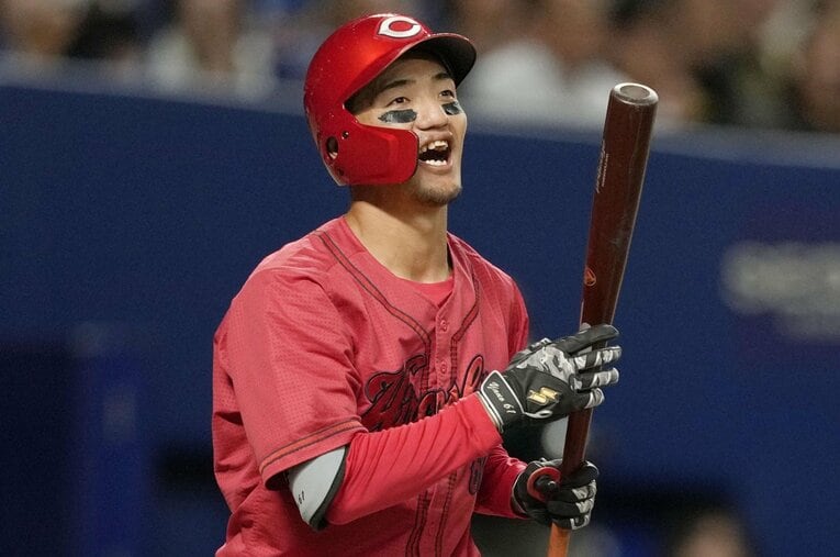 涌井に22球を投げさせ、四球を選んだ直後の矢野。このとき何を思っていたのか ／ photograph by KYODO