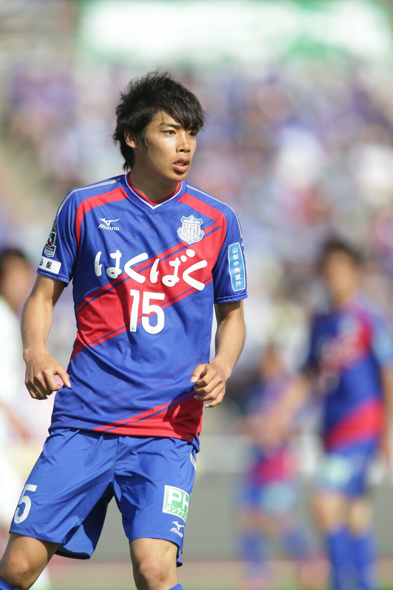 甲府入りした2015年、大卒1年目からリーグ30試合に出場し4得点を挙げた伊東。翌年、柏へ移籍　©J.LEAGUE