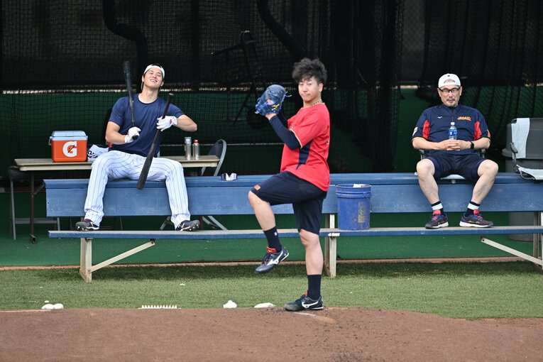 マイアミ入り後、大勢の投球練習を笑顔で見守る大谷翔平と吉井理人投手コーチ　©Naoya Sanuki