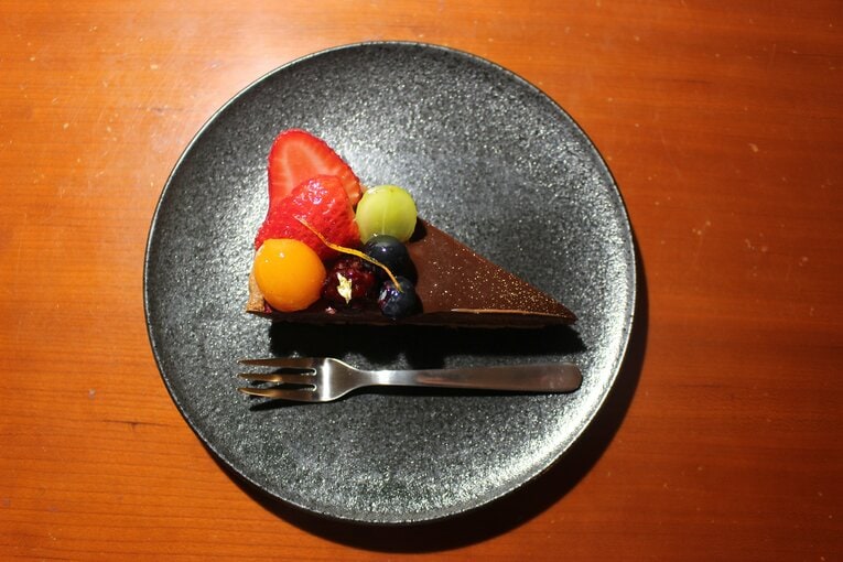 金箔がちりばめられた「漆黒の甲冑と徳川四天王のタルト」　©Number Web