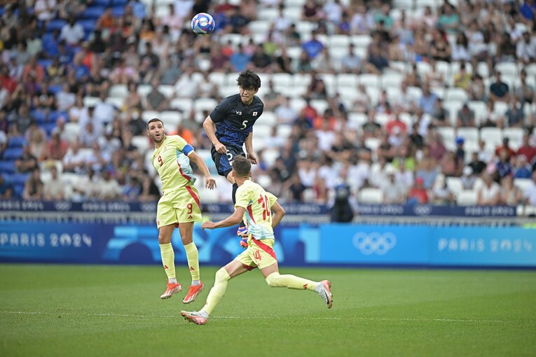 ヘディングでボールを跳ね返す木村誠二　©Takuya Kaneko/JMPA