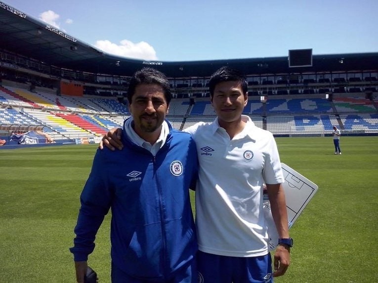 クルス・アスルのGKコーチ時代、U20チームの監督と（本人提供）