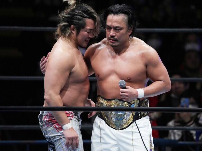 棚橋弘至に感謝する後藤洋央紀　©Essei Hara