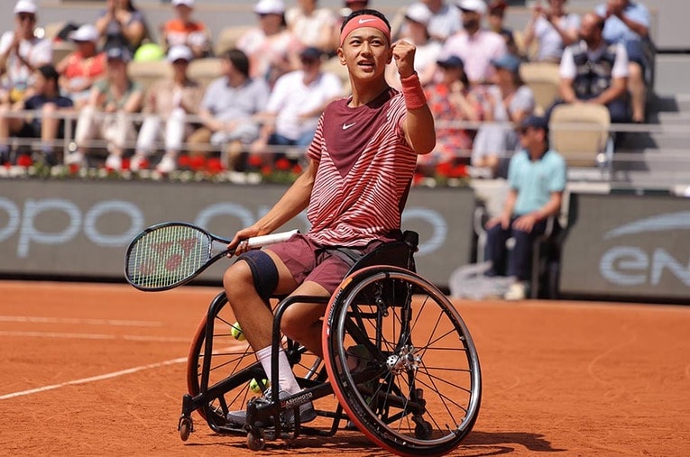 全仏オープンの車いすテニスで優勝した小田凱人。プロ選手が参加できるようになった1968年のオープン化以降、四大大会男子シングルスで史上最年少の17歳1か月での制覇となった　©AFP=JIJI PRESS