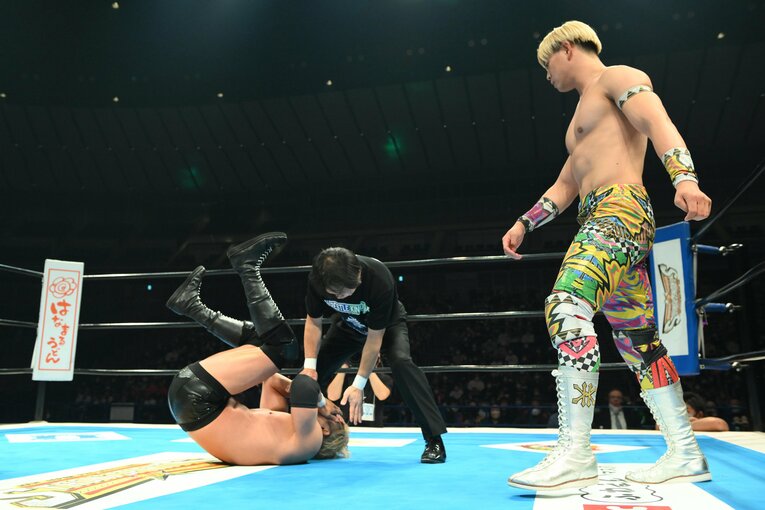 清宮の顔面蹴りに倒れ込むオカダ。額からは流血していた　©東京スポーツ新聞社