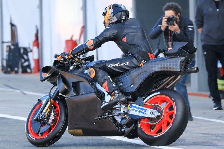 バレンシアテストでコースインするルカ・マリーニ。シートカウル後方の膨らみの中にマスダンパーが収められている　©Satoshi Endo