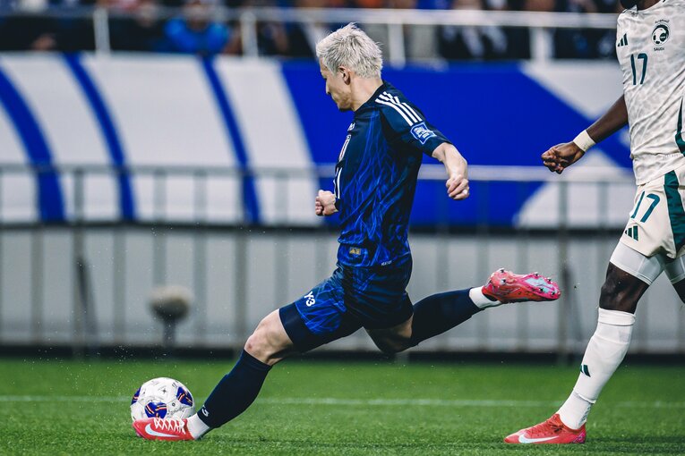 前半9分、前田大然のシュートは惜しくもクロスバーを叩いた　©Kiichi Matsumoto